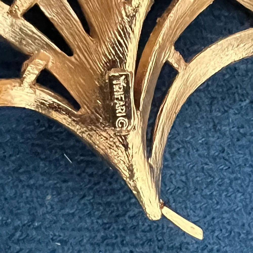 Huge Gold Tone Crown Trifari Feather or Leaf Plume Mid Century Brooch - Picture 6 of 6